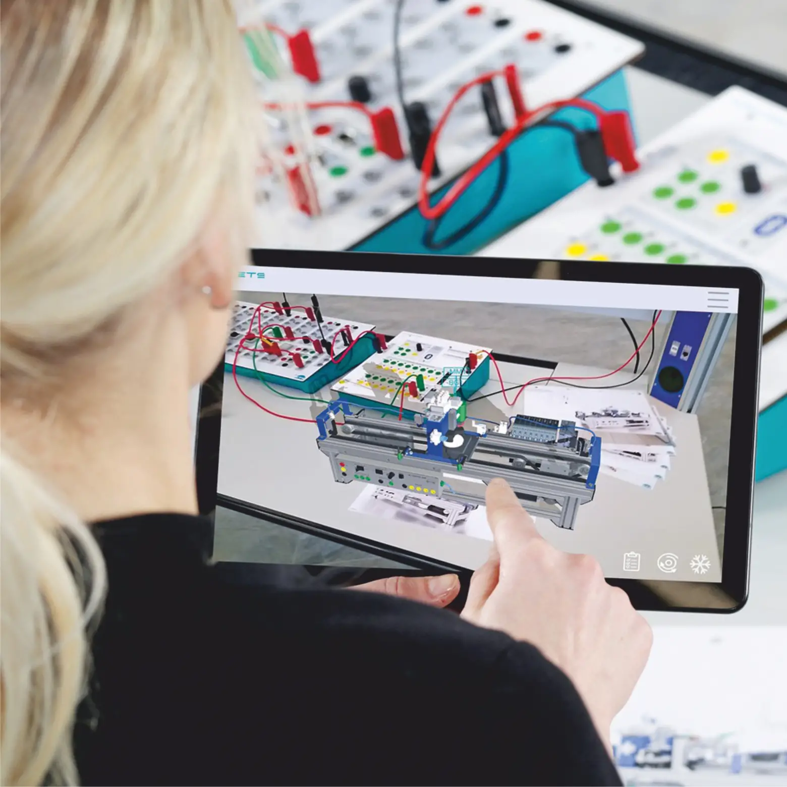 Studentessa usa un tablet con un modulo didattico in realtà aumentata
