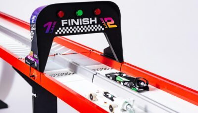 Pista STEM Racing Rialzata a 2 Corsie con Sistema di Decelerazione e Cronometraggio