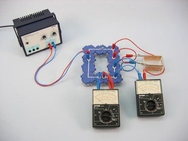 Connessione tra tensione e corrente nei processi conduttivi nei liquidi