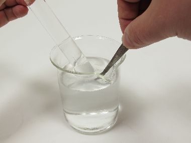 Preparazione e proprietà di una soluzione di acqua di calce/idrossido di magnesio