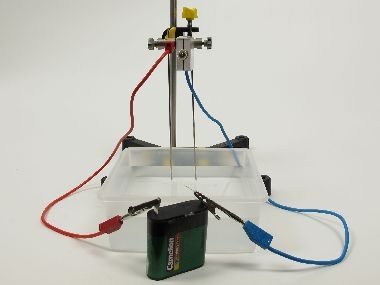 Formazione di alcali dovuta alla reazione dei metalli vili con l’acqua – determinazione qualitativa della conduttività della soluzione