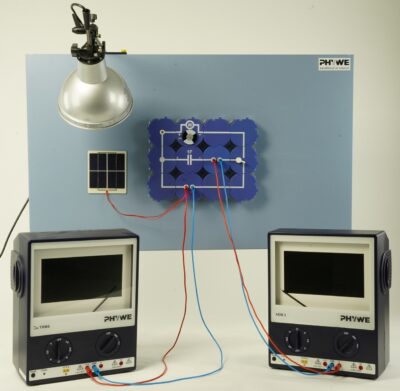 Immagazzinare l’energia elettrica di una cella solare con un condensatore con ADM3