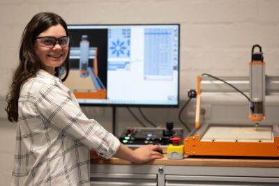 CNC-Trainer - Insegnamento della fresatura CNC virtuale e meccanica in classe