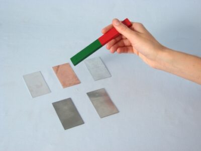 Un magnete, cinque metalli