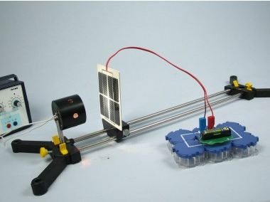 Accumulo di energia elettrica di una cella solare con l'ausilio di una batteria ricaricabile
