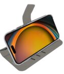 WALLY - Custodia a libro in pelle sintetica con chiusura flap magnetico, slot per carte e funzione stand colore bianco compatibile con Apple iPhone 16 Pro Max [IPHONE 16 CASES]