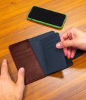 DUOMO - Custodia a libro con chiusura magnetica, slot porta carte colore marrone compatibile con gli smartphone fino a 5.8"